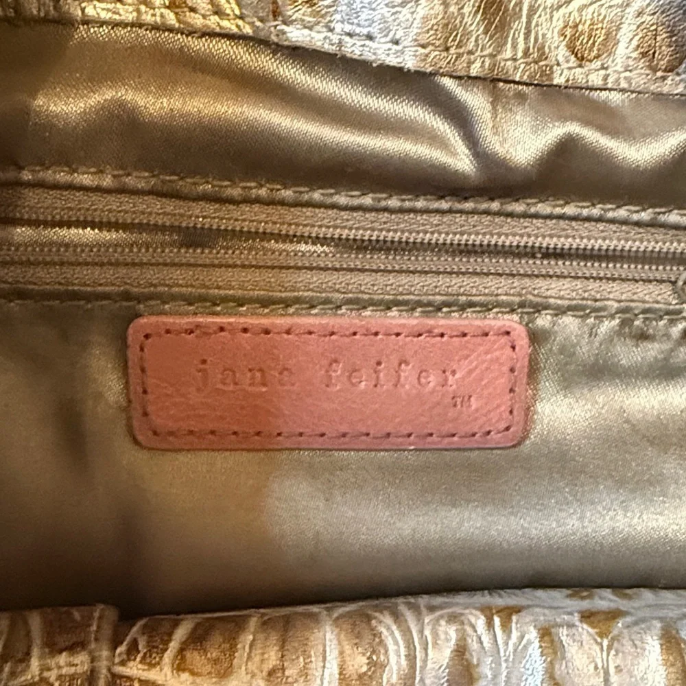 Chic Crocodile-Embossed Hobo Bag in Cream